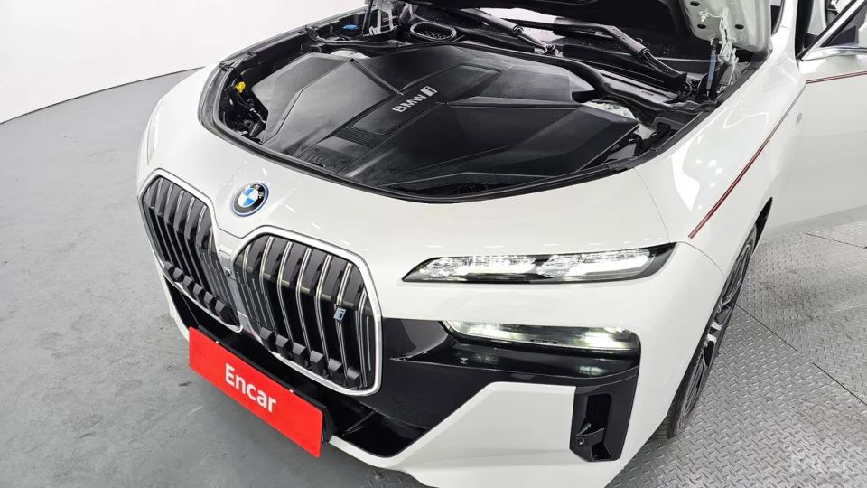 BMW i7