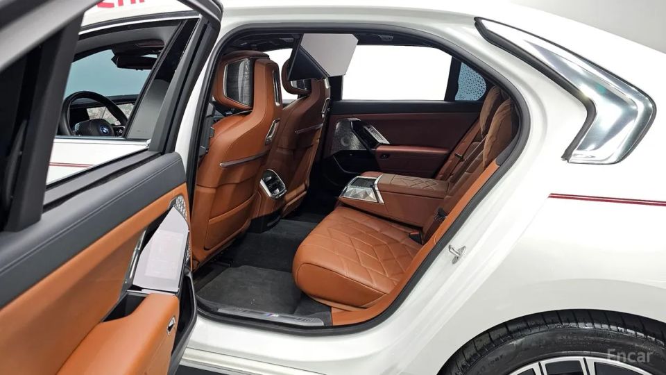 BMW i7