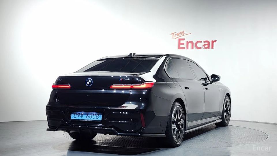 BMW i7