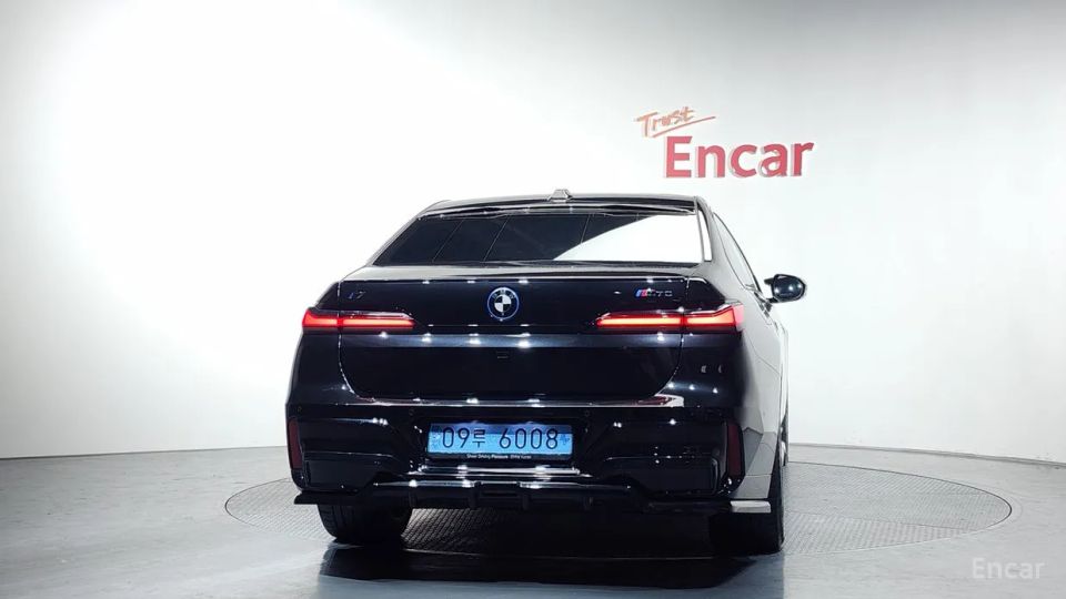 BMW i7