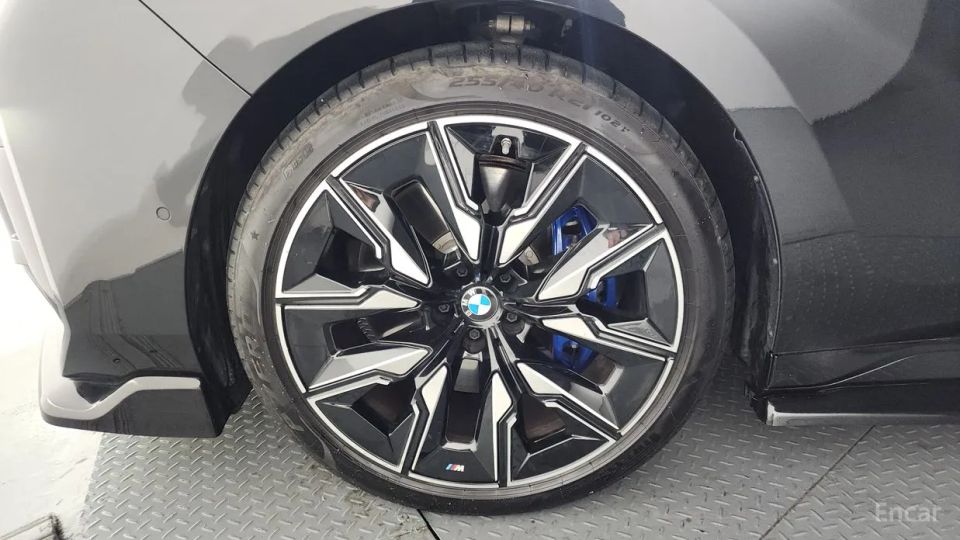 BMW i7