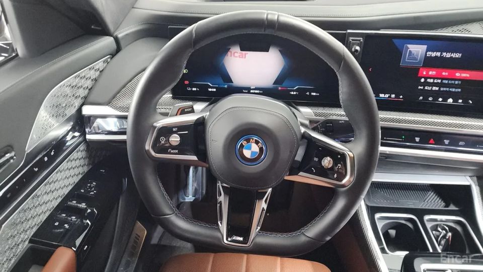 BMW i7