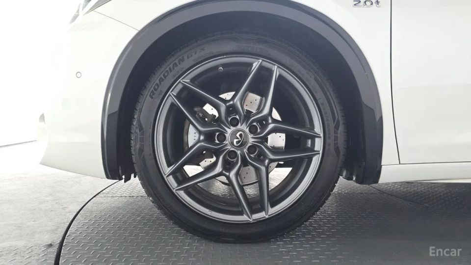 Infiniti Q30