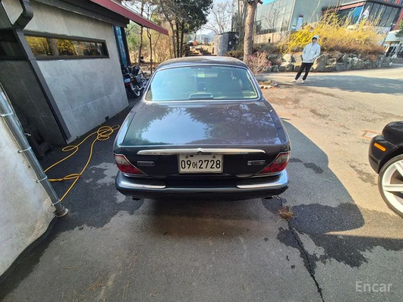 Jaguar XJ-8