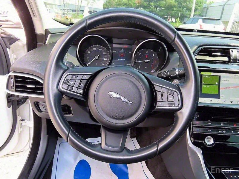 Jaguar XE
