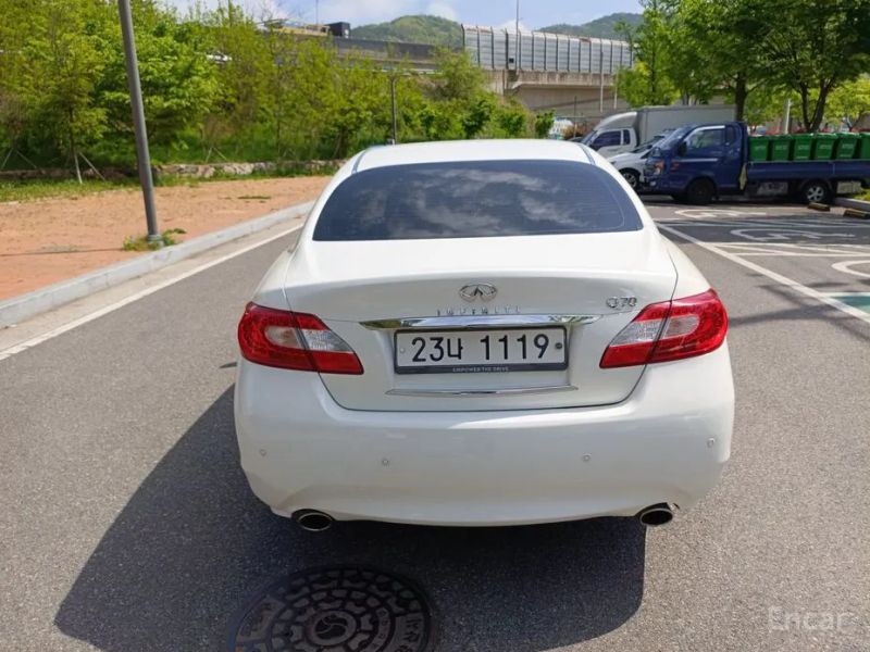 Infiniti M