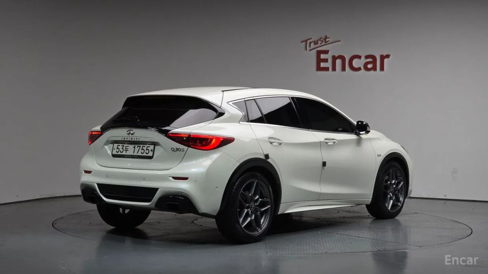 Infiniti Q30