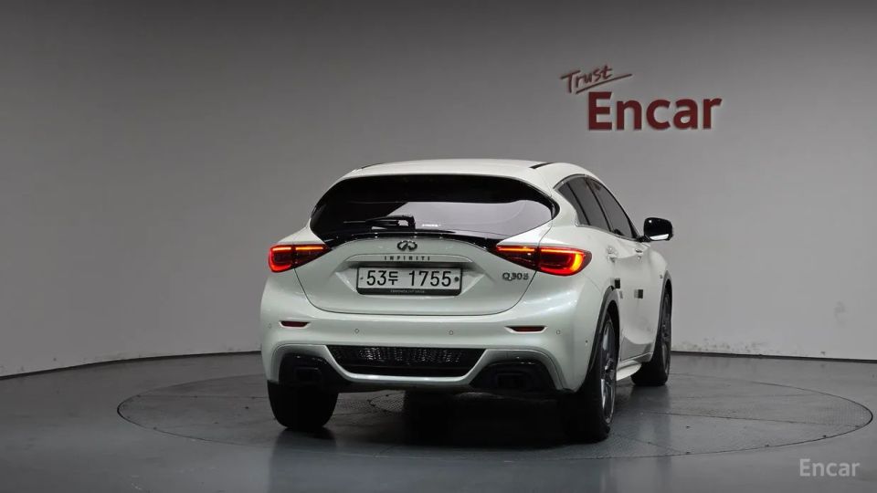 Infiniti Q30