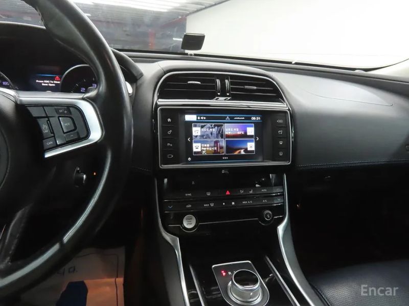 Jaguar XE