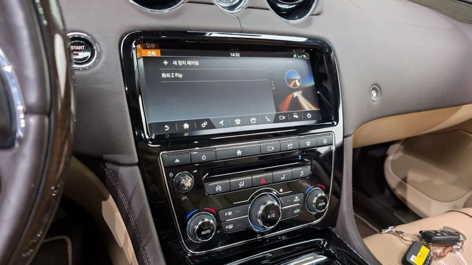 Jaguar XJ