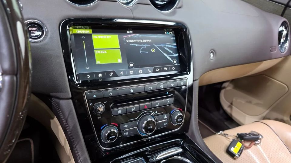 Jaguar XJ