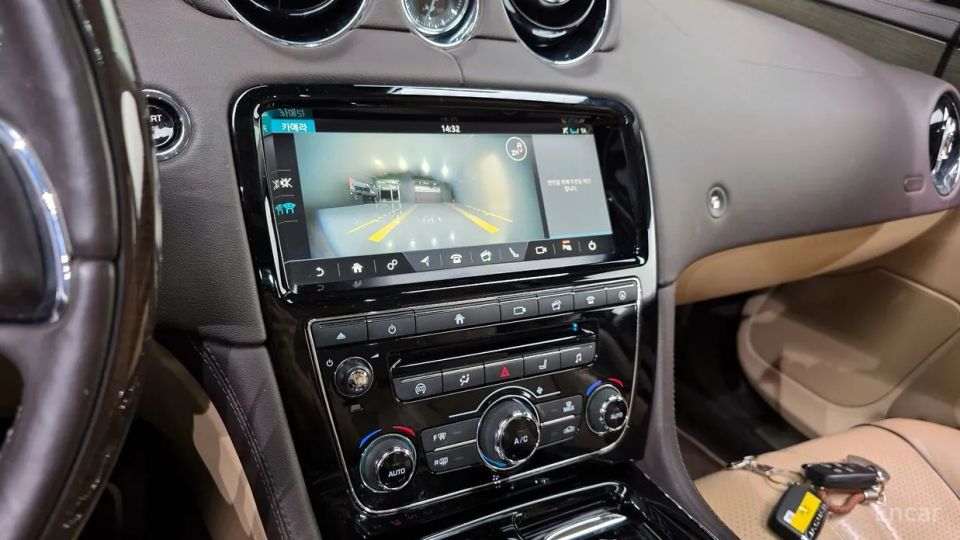 Jaguar XJ