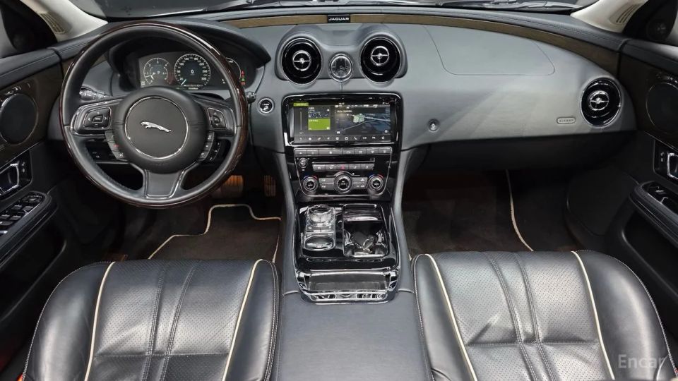Jaguar XJ