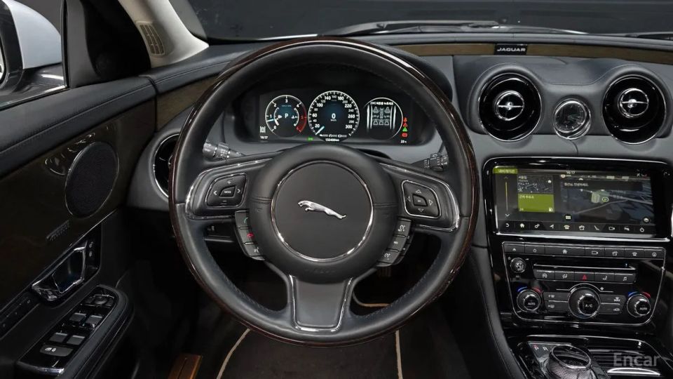 Jaguar XJ