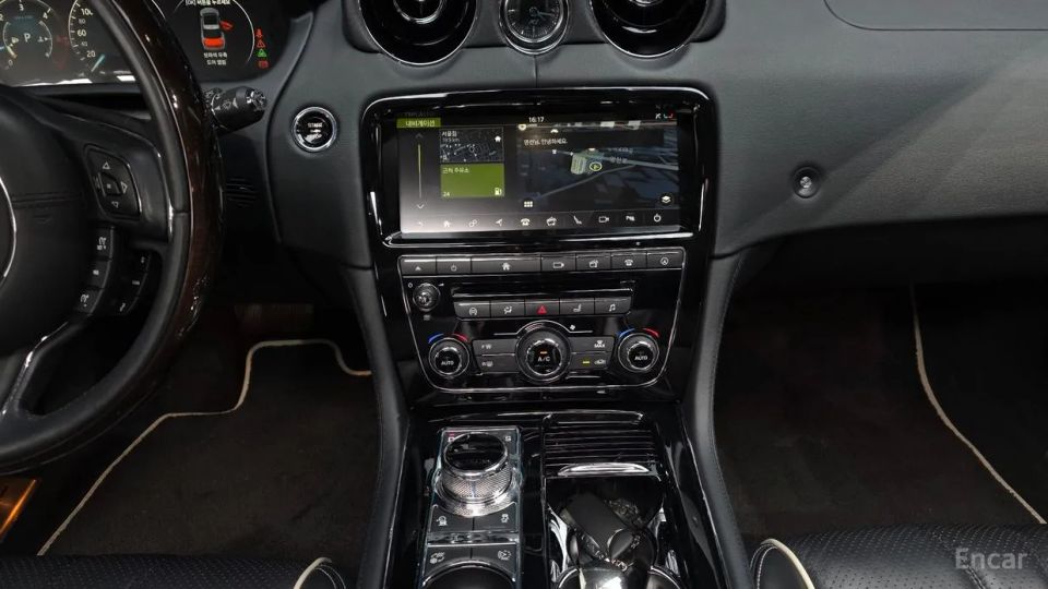 Jaguar XJ