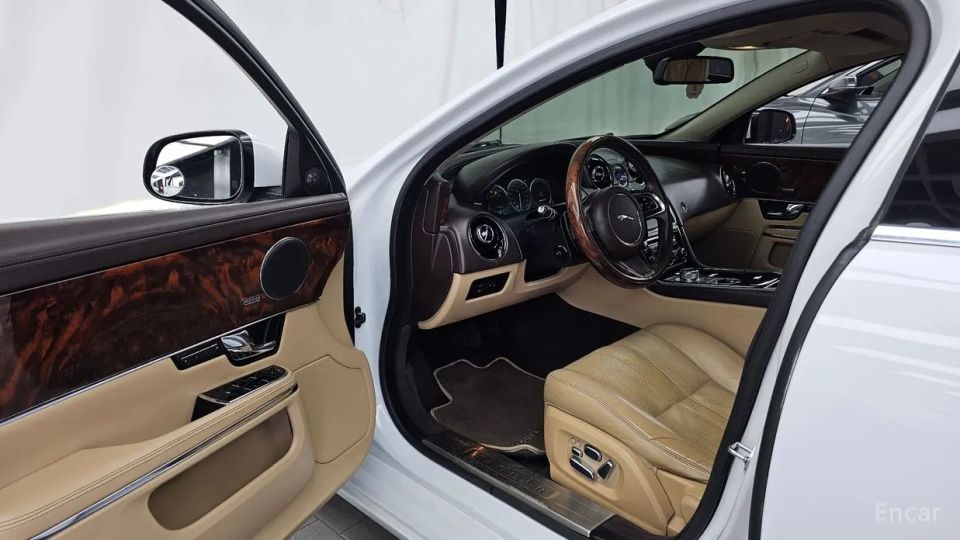 Jaguar XJ