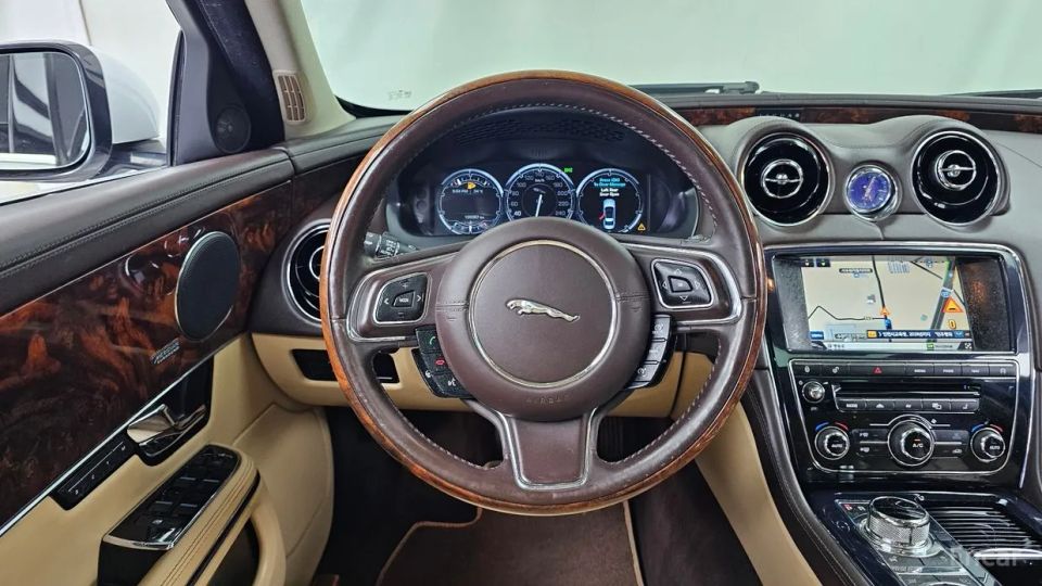 Jaguar XJ