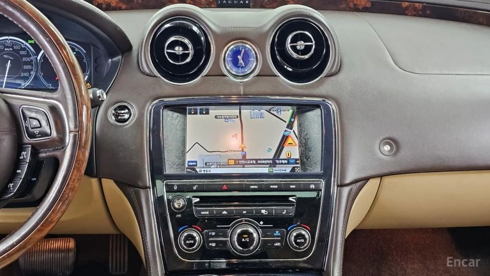 Jaguar XJ