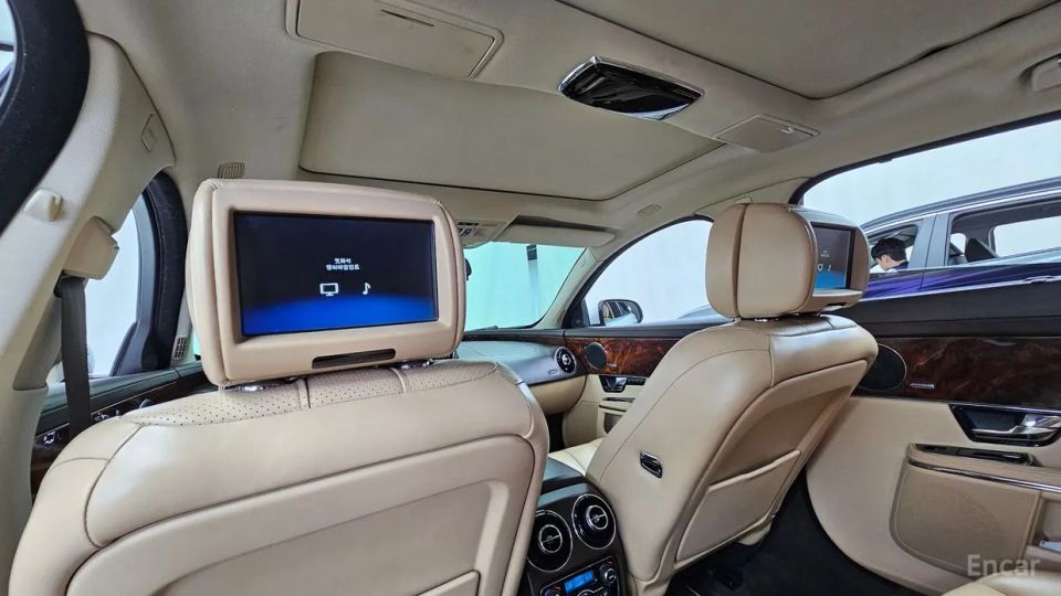 Jaguar XJ