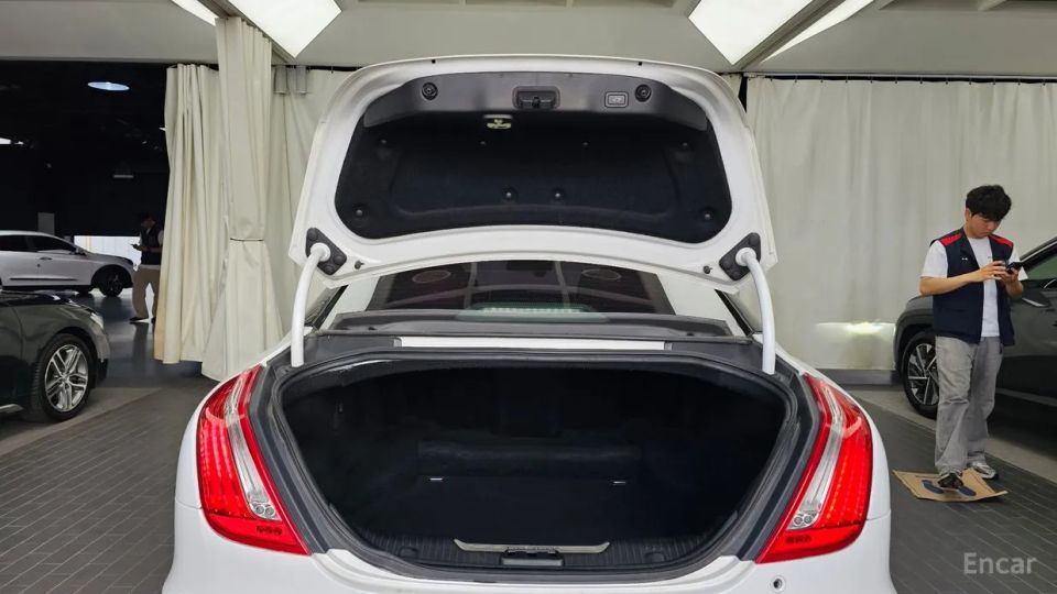 Jaguar XJ