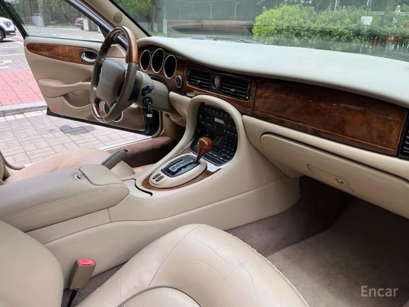 Jaguar XJ-8
