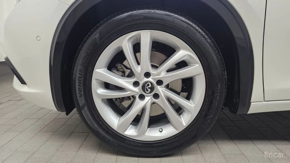 Infiniti Q30