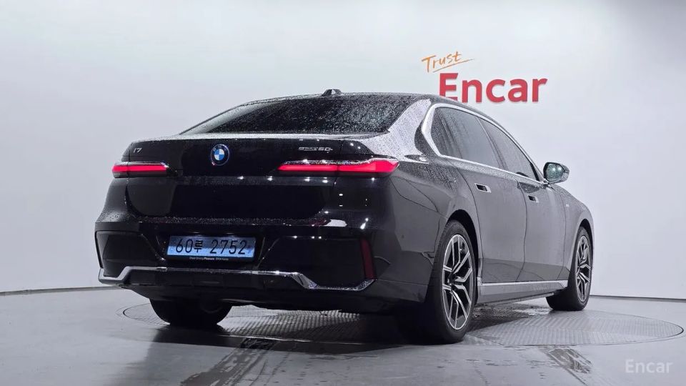 BMW i7