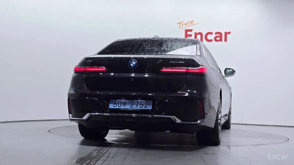 BMW i7