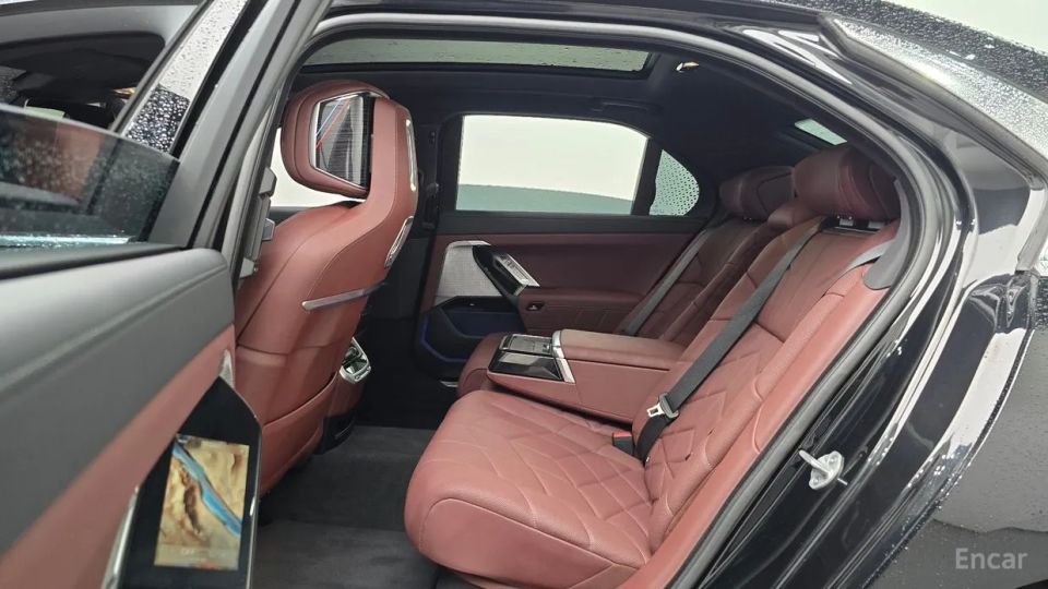 BMW i7