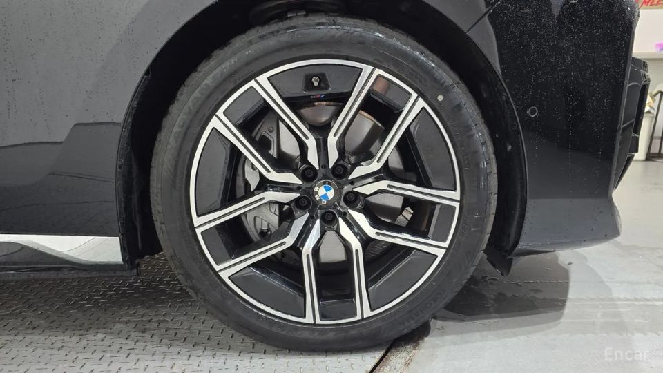BMW i7