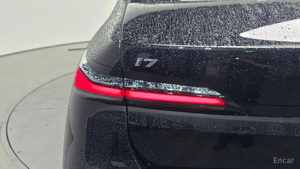 BMW i7