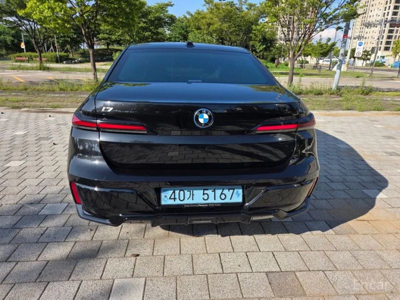 BMW i7