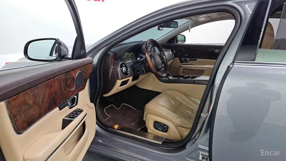 Jaguar XJ