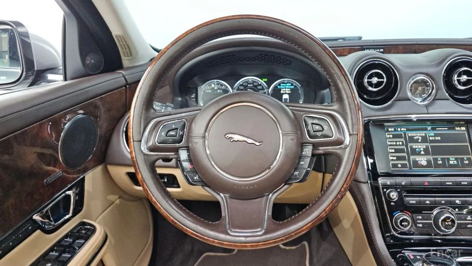 Jaguar XJ
