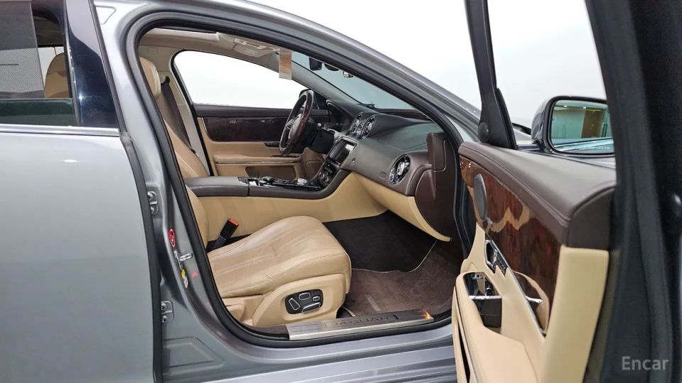 Jaguar XJ