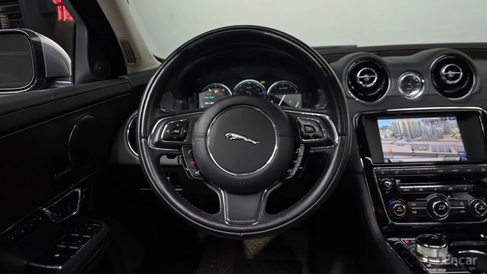 Jaguar XJ