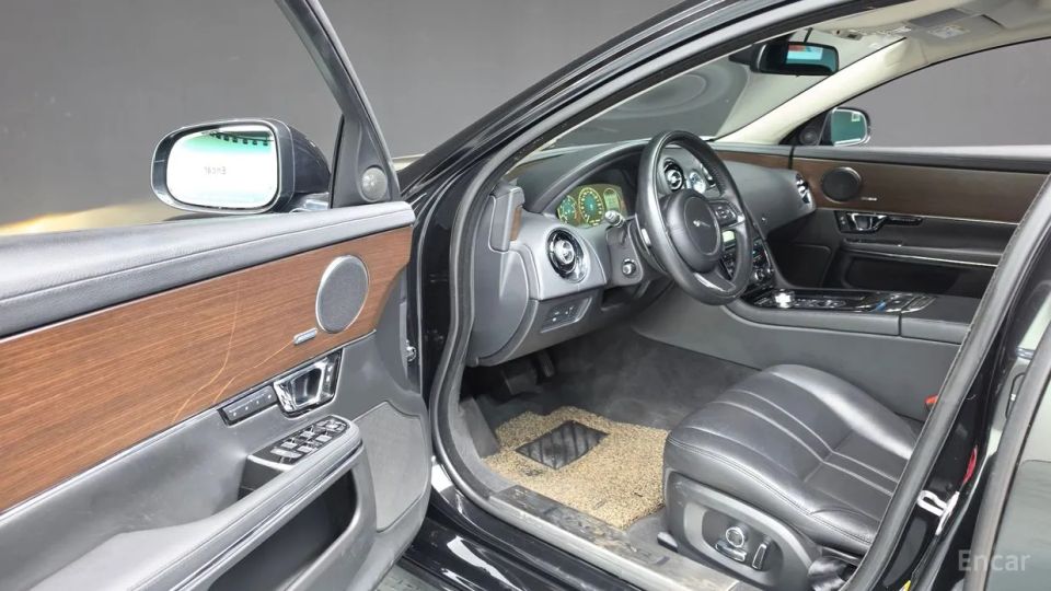 Jaguar XJ