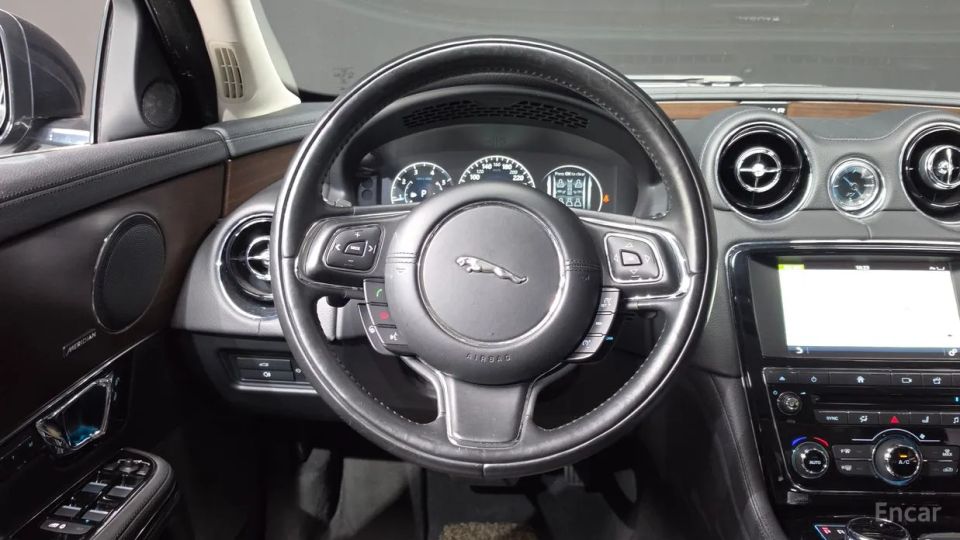 Jaguar XJ