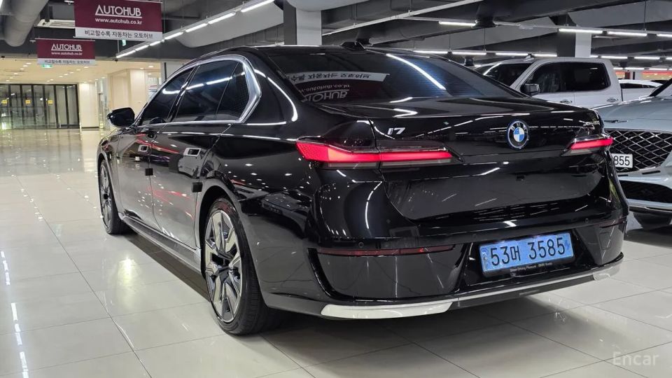 BMW i7