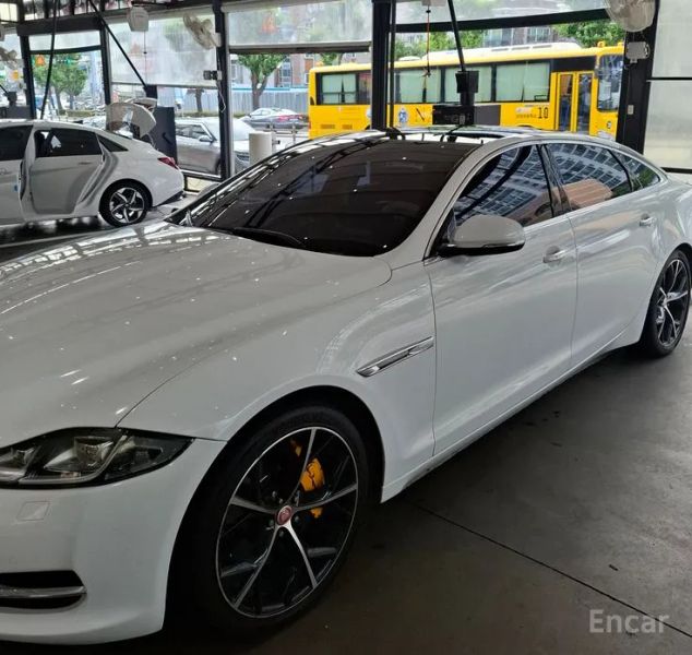 Jaguar XJ
