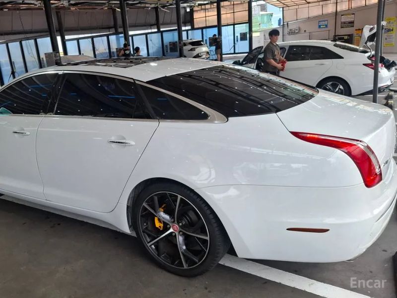 Jaguar XJ