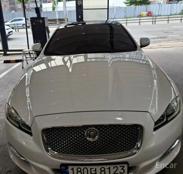 Jaguar XJ
