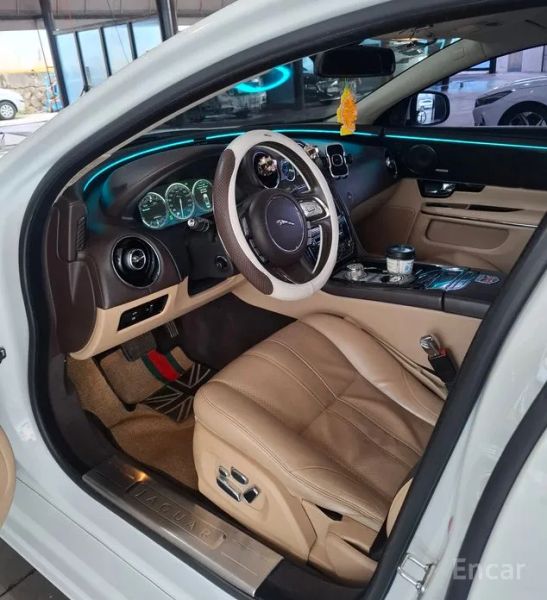 Jaguar XJ