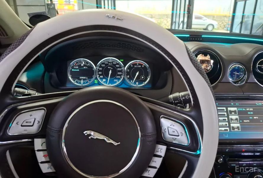 Jaguar XJ