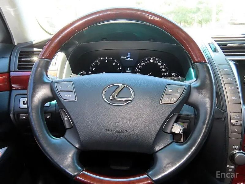 Lexus LS