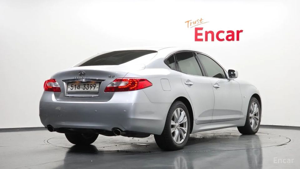 Infiniti M