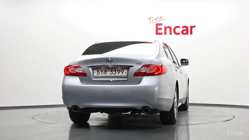 Infiniti M