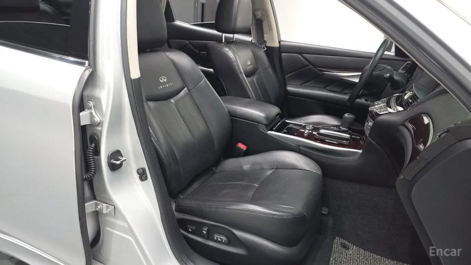 Infiniti M