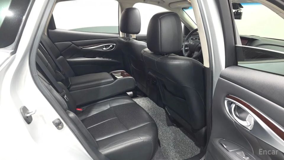 Infiniti M