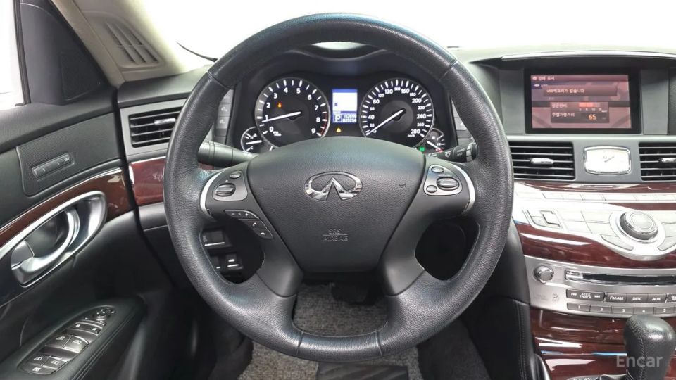 Infiniti M